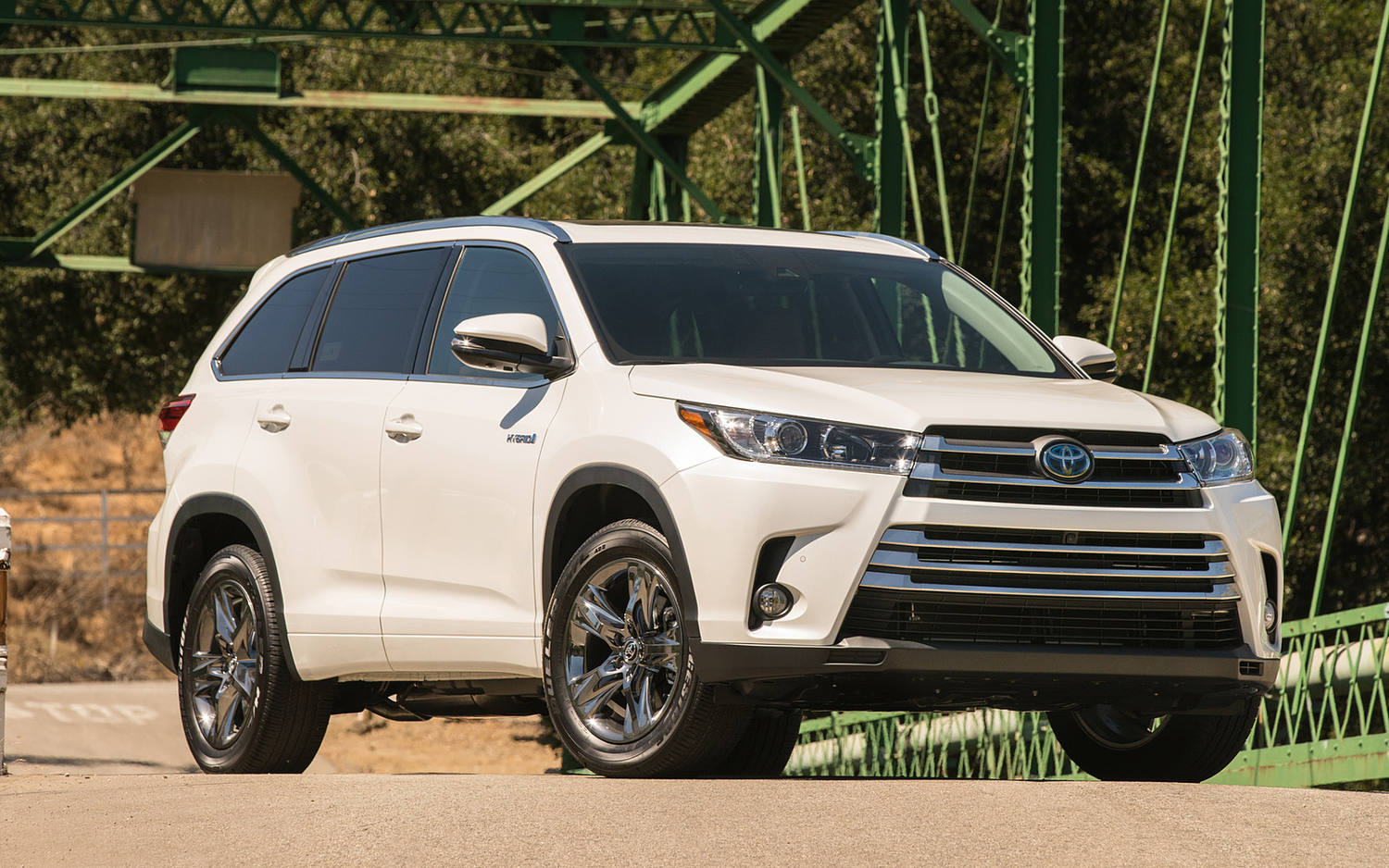 Comparison Lexus RX 350 2017 vs Toyota Highlander Hybrid LE 2017 SUV Drive